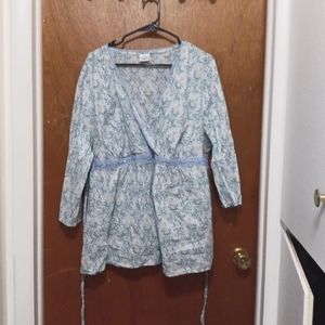 Motherhood size 2x plus size maternity top blue white yellow small print pattern